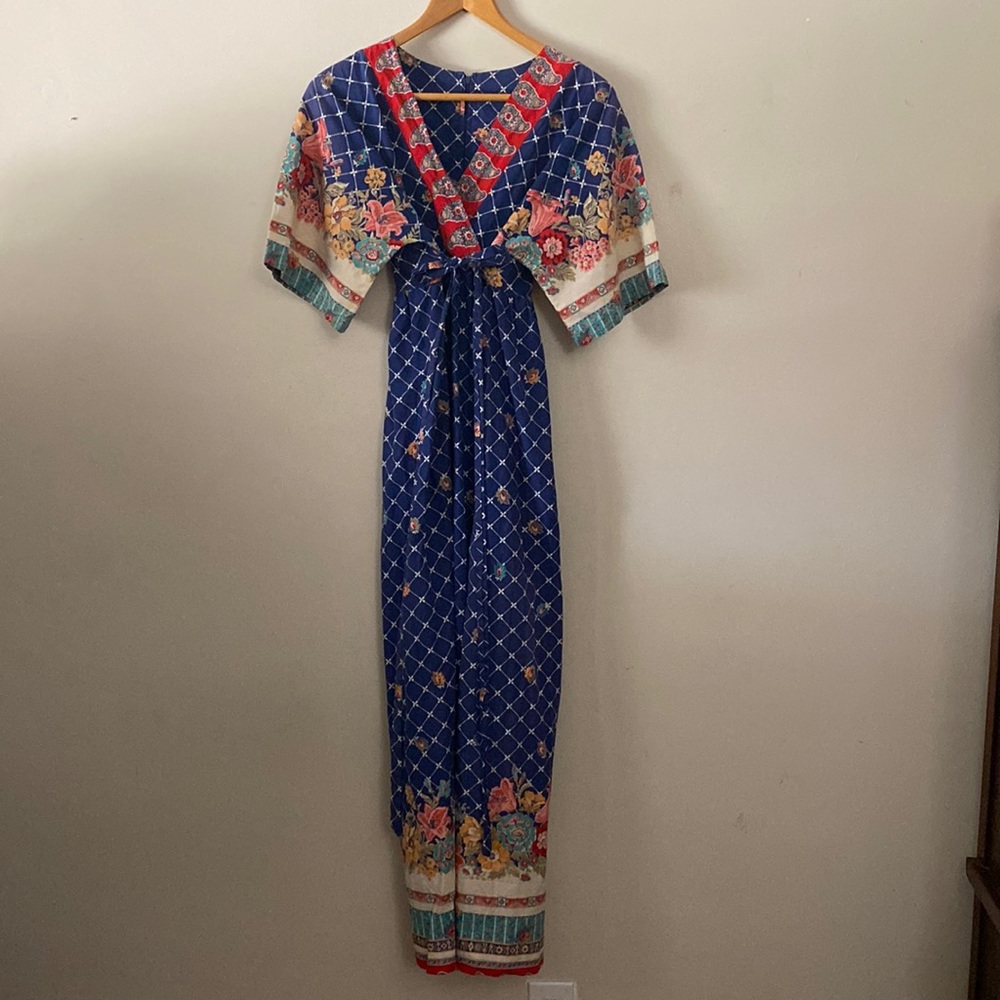 Vintage 1970s Beautiful Ornate Floral Print Long Dress